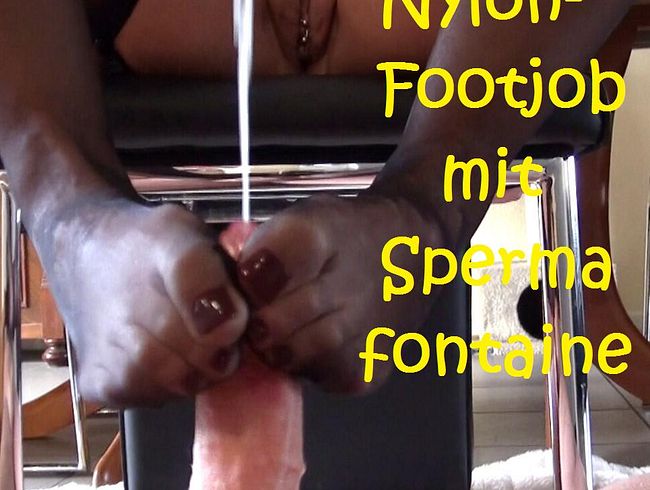 Nylon-Footjob mit Sperma-Fontäne...